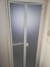 ユニットバスのドアがすぐ割れる理由　赤坂・高級サウナ火災に足りなかった安全への配慮