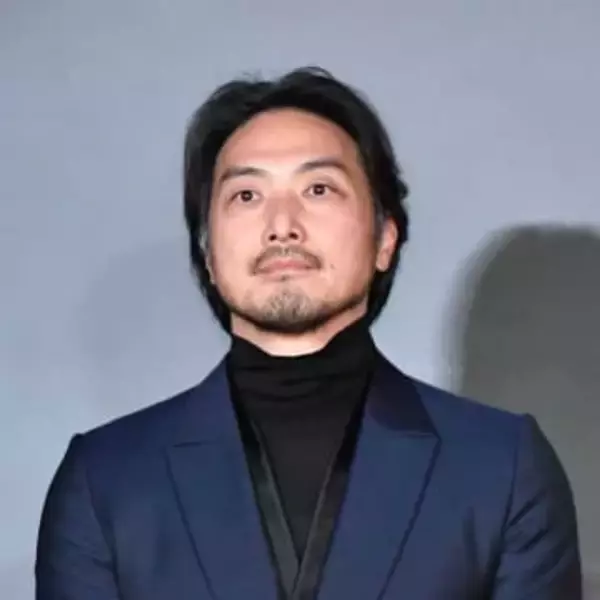 「パパにそっくり」「バッチ決まってます」父母ともに有名俳優…ハリウッド俳優51歳、渋さ際立つ近影にファン歓喜