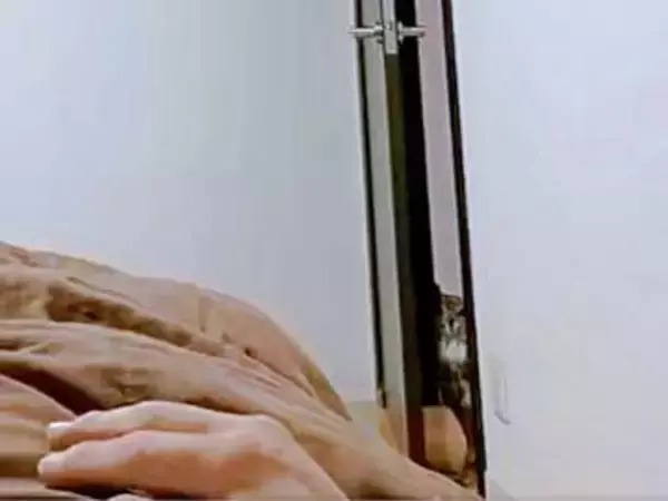 風邪で寝込む飼い主に「大丈夫？」寝室に舞い降り様子をうかがうフクロウ　「かわいい」「愛されてる」「完全に専属ナース」9万いいね