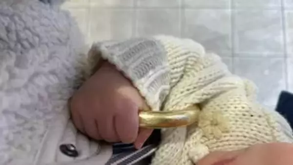 「なんか荷物軽くなった？と思ったら」→「抱っこ紐の中にいる娘が…」小さな手でギュッとにぎっていたのは？