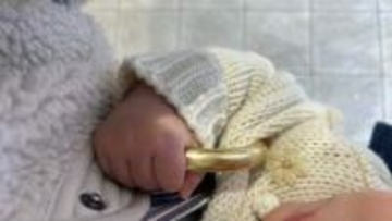 「なんか荷物軽くなった？と思ったら」→「抱っこ紐の中にいる娘が…」小さな手でギュッとにぎっていたのは？