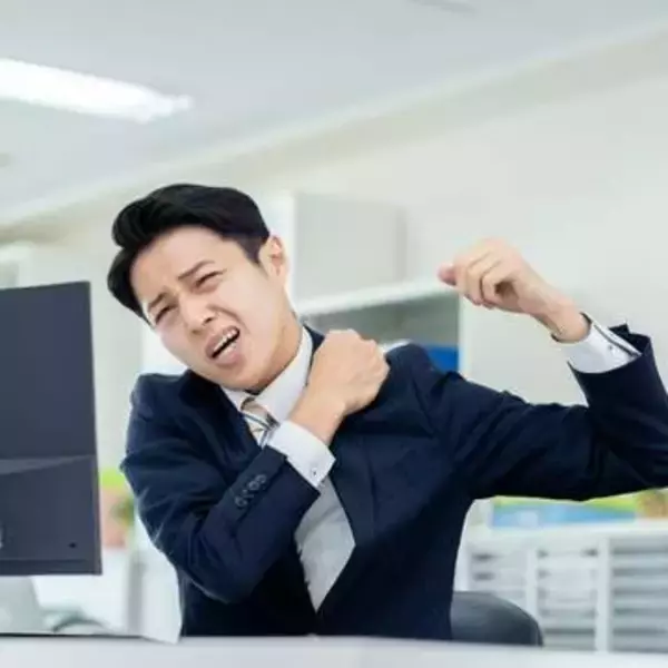 マッサージしても全然なおらない「肩こり」……歯医者が舌を見て、指摘したのは？　気づかないうちに、歯周病が悪化も！【歯科医が解説】