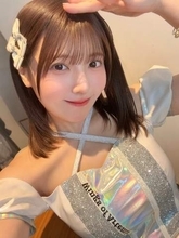 素肌にサロペット　胸元からのぞく真っ白マシュマロ　片えくぼの天使・美波那緒　癒しボディが沖縄で躍動