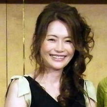 「え？うそ？別人みたい」電撃結婚から16年　タレント59歳、夫との金髪ツーショットに反響「すっぴんかな？」「透き通ってる」「今が一番キレイ」