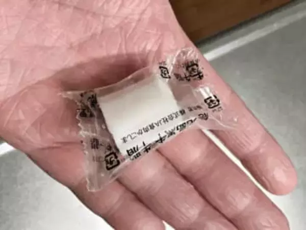 カバンの中に紛れた白い物体→「君、キャンディじゃないよね？」　まさかの正体に「とってもギューシー」「上級者向け携帯食料」