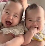 「「お腹の中で一緒だったから…？」どうしてもくっついて寝たい双子の赤ちゃん「落ち着くのかな」「可愛すぎる♡」」の画像1