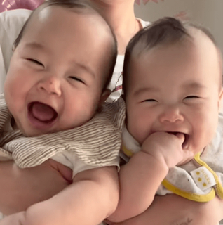 「お腹の中で一緒だったから…？」どうしてもくっついて寝たい双子の赤ちゃん「落ち着くのかな」「可愛すぎる♡」
