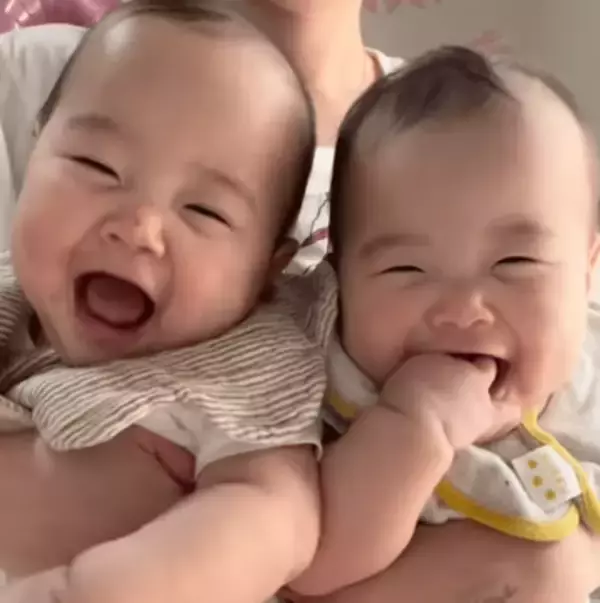 「お腹の中で一緒だったから…？」どうしてもくっついて寝たい双子の赤ちゃん「落ち着くのかな」「可愛すぎる♡」