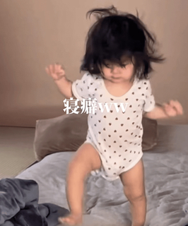 「起床0秒で挨拶」「朝から事故」1歳娘、飛び起き全開の元気っぷりに…「可愛すぎ」の声続々