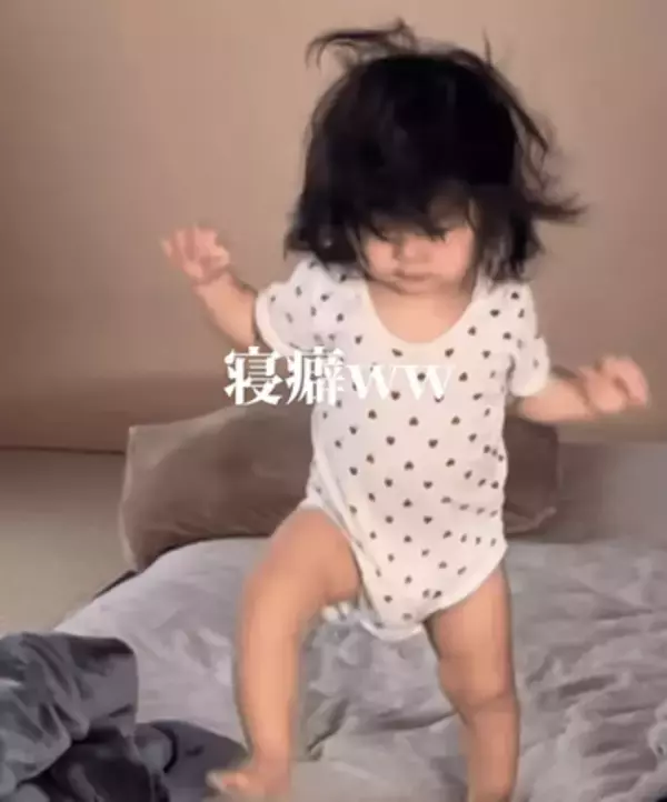 「起床0秒で挨拶」「朝から事故」1歳娘、飛び起き全開の元気っぷりに…「可愛すぎ」の声続々