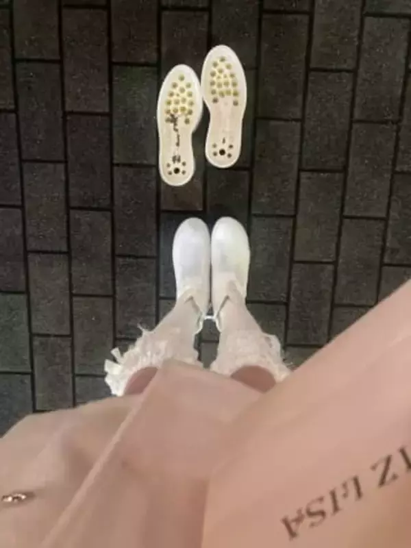「どういうことや」歩行中に両足の靴底が“全部外れた”　おろしたての靴で起きた異変に210万表示「令和のシンデレラ」「靴底のボイコット」