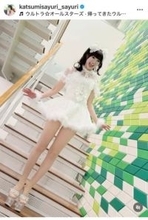 驚愕のプロポーション…56歳女性芸人、K-POPアイドルと並んでも「全然負けてない」美脚で圧倒　「メンバー加入できる美しさ&スタイル」