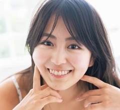 えくぼを指でぎゅつ！愛されルックスの21歳女優　深紅の三角ビキニや肩ひもなし衣装で悩殺