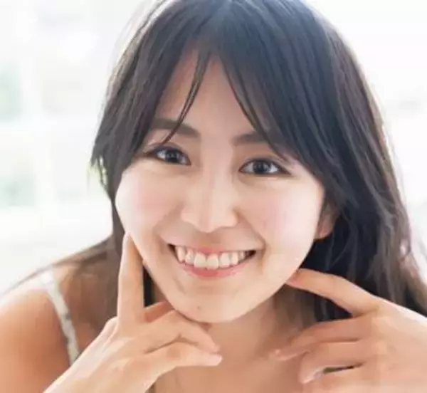 えくぼを指でぎゅつ！愛されルックスの21歳女優　深紅の三角ビキニや肩ひもなし衣装で悩殺