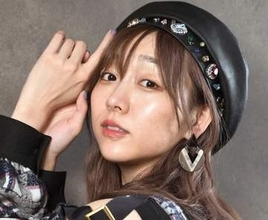 わき全開の赤ドレス　ヘルシーな大人の色気放つ須田亜香里さん　初めて挑む海外旅フォトブック