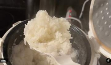 やっちまった！　米3合を4合分の水で炊いてしまいべしゃべしゃご飯　どうやって食べる？　SNSにヘルプしたらアドバイス続々
