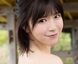 23歳アイドルが海の家の看板娘に　「改革中」のお尻アピール　ぴたぴたミニT＆へそ出しコーデで接客も