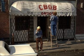NY・マンハッタンの伝説的ライブハウスCBGB　若手バンドに門戸開いた創設者　破天荒な生涯描いた映画『CBGB ニューヨーク、PUNKが生まれた場所』