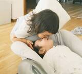 「弟の初笑いに、パパがニッコリしたら→2歳お姉ちゃんが嫉妬！？　いじらしい表情に「お姉ちゃんが愛おしい！」」の画像1