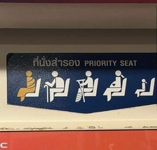タイの電車の中で見た優先席のマーク　子ども、妊娠、けが人、お年寄り…　一つだけ謎のものが！？「だから黄色なんですね」
