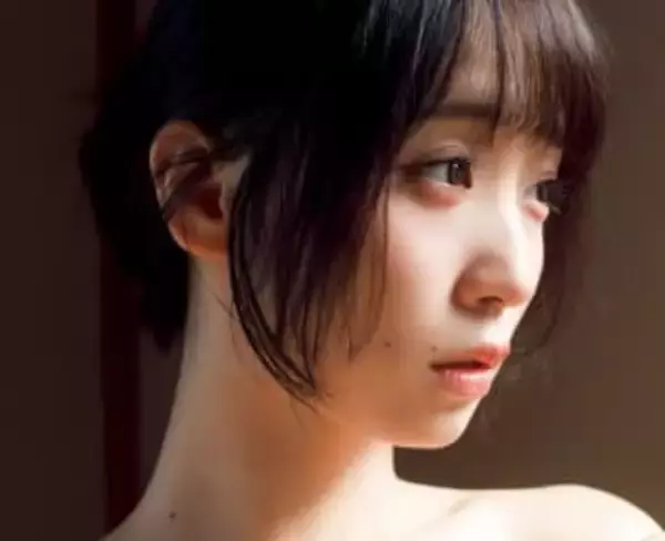 ブラの肩ひもはずし…まん丸バストにくぎ付け　トップコスプレイヤーが温泉宿でしっとりグラビア