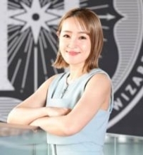 「美人すぎんか」40歳タレント、物置き部屋でも際立つ美しさが話題　「さすがカリスマ美女」「写真集ほしい」ファン称賛