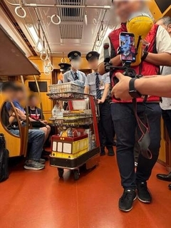 「東京メトロのグッズいかがですか〜」銀座線の通勤車両にまさかの車内販売ワゴン　異質すぎる光景に「逆張りのファンサ」「これ遭遇したい」