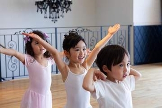 「もうバレエやめる？」レッスンに集中できない4歳娘に母がつい口にした一言　返事は「やめる」　でも本音は…“口出し”やめた後に起きた変化