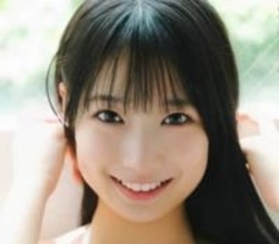 透き通る美肌とボディライン　純白ビキニ姿は無垢そのもの　18歳美少女の圧倒的ポテンシャル