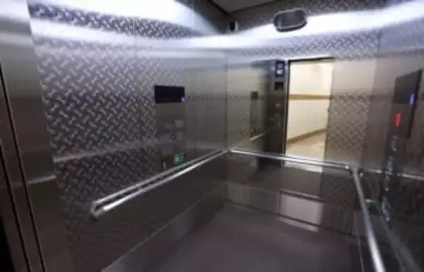 エレベーターの鏡は身だしなみチェックのため…じゃありません！鏡の大切な役割