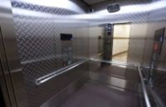 エレベーターの鏡は身だしなみチェックのため…じゃありません！鏡の大切な役割