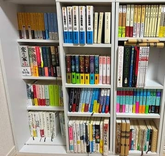 「小学生の時に挫折したけど」20代男性が、本を読み出して半年……　本棚の“積読本”に称賛の声「今から名作達を読めるとか最高」「将来が有望すぎる」