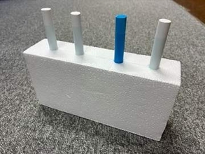 小学校の英語の授業、4本のラインを黒板に一発で書くと→子どもが歓声！　先生の100均アイデアに反響