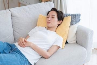 「暑くて寝室で眠れない」過半数が夏の夜に“寝室脱出”　ベッド以外で寝ると、意外なリスクも
