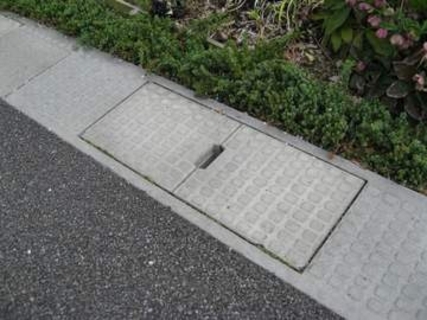 「開いて抜けません」溝に刺さってしまった傘→救出方法をSNSで募ると…「なんでこんなことなんねん（笑）」