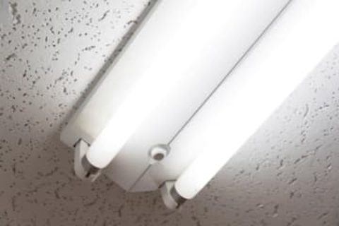 蛍光灯が生産中止に→「LEDランプに替えればいいんじゃ？」プロに聞いたら…【2025年・住まいの注意喚起】