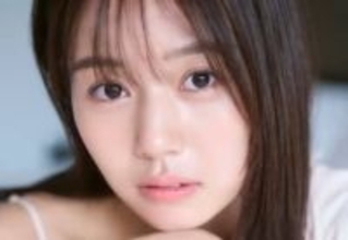 あふれる透明感と美貌　サンモニキャスターの28歳美女　ベッドの上で柔らかな眼差し