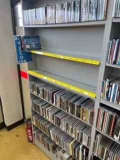 中古ショップの怪しい客　新入荷コーナーのCDを根こそぎかごへ→店の隅っこでスマホとにらめっこ　この男の目的は？転売ヤーらしき振る舞いに不快感