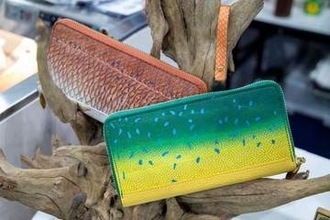 「魚の皮」が革製品に？　知られざるフィッシュレザーの世界　普及のカギは「サイズ」と「皮の収集」