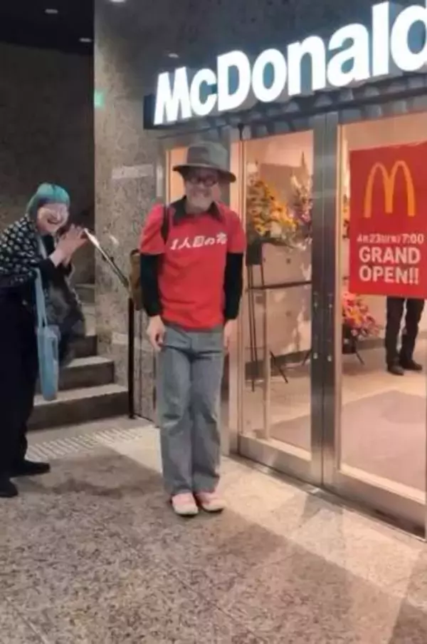 開店日のマクドナルドで拍手喝采！「1人目の客」Tシャツの男性は、新店オープンの先頭マニア　「最初に入る感慨と高揚感が忘れられず」