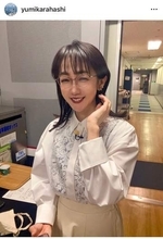 「襟、スキです。」　サンモニ・メガネアナ　清楚シャツ＆黒のタイトスカートコーデが「どちらの会社の秘書さんですか？」「スタイル良過ぎ」