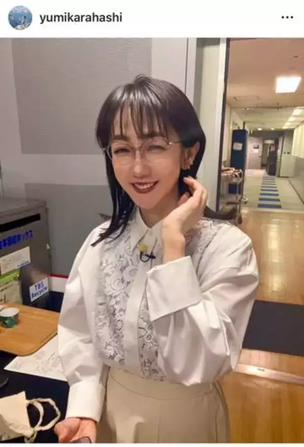 「襟、スキです。」　サンモニ・メガネアナ　清楚シャツ＆黒のタイトスカートコーデが「どちらの会社の秘書さんですか？」「スタイル良過ぎ」
