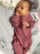 生後2週間→5カ月になった赤ちゃん、同じロンパースを着てみたら…　「成長具合にびっくり」「親御さんの幸せが詰まってるんでしょうね」