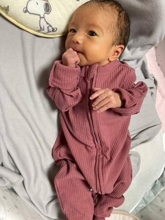 生後2週間→5カ月になった赤ちゃん、同じロンパースを着てみたら…　「成長具合にびっくり」「親御さんの幸せが詰まってるんでしょうね」