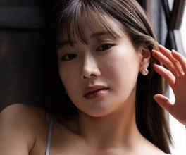 タイトスカート＆ガーターベルト姿が現場で絶賛　Gカップお姉さんが筋トレ美ボディで悩殺　「白の下着に白ジャケットがとってもお気に入り」