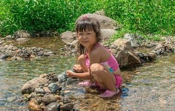 ８歳娘、川遊びに来たのに「ここは石研究所でーす」と石に夢中→1時間後にまさかの発見！　見守った母の思い