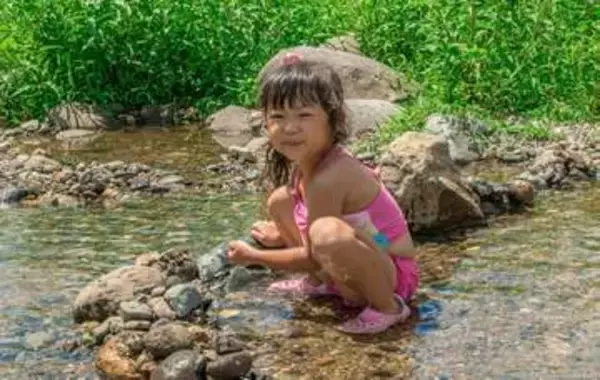 8歳娘、川遊びに来たのに「ここは石研究所でーす」と石に夢中→1時間後にまさかの発見！　見守った母の思い