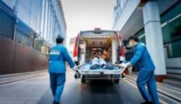 駆け付けた救急隊員の靴、そろえないで！善意が仇に…一刻を争う搬送時の〝靴の置き方〟には意味が！？