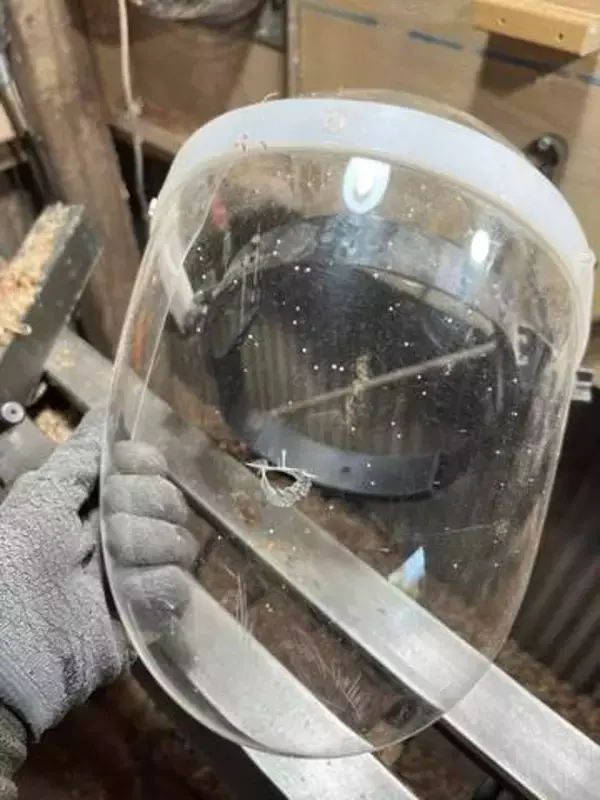 作業中に飛んだ破片でフェイスガードに穴→未着用なら顔に直撃？ 一瞬で貫通した衝撃「ゾッとしました」「面倒でも大事ですね」