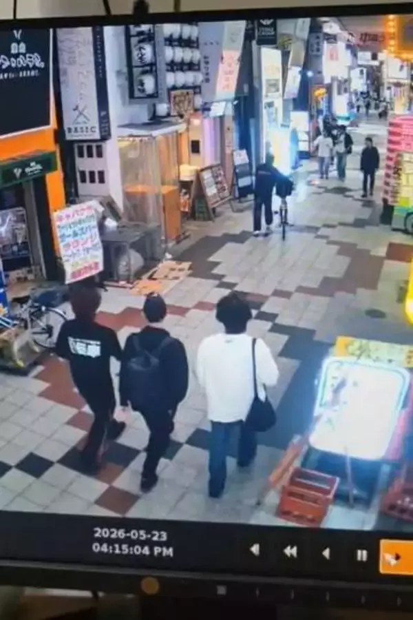 キャバクラ、ガールズバー無料案内所看板が酒屋の店頭に置かれた「誰かイタズラしやがった」防犯カメラ見たらまさかの…「そうはならんやろ」